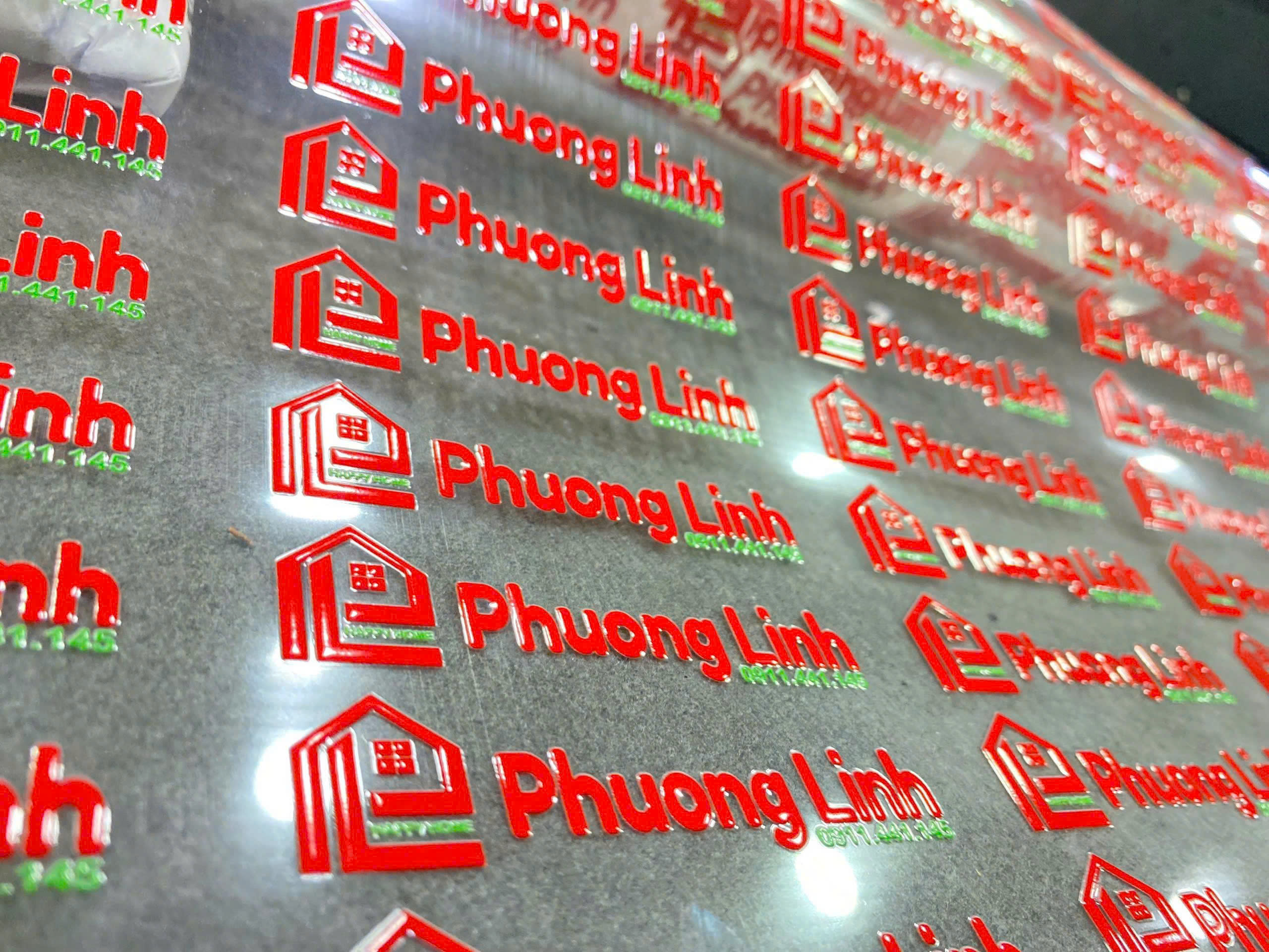 In logo công ty bằng uv dtf